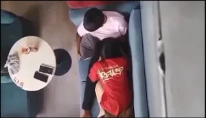 Quay lén người yêu bú mút cho cô bạn gái nơi công cộng