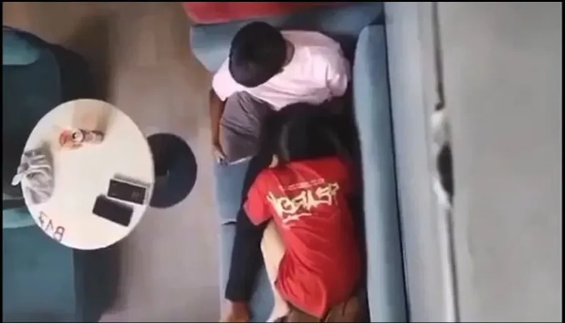 Quay lén người yêu bú mút cho cô bạn gái nơi công cộng