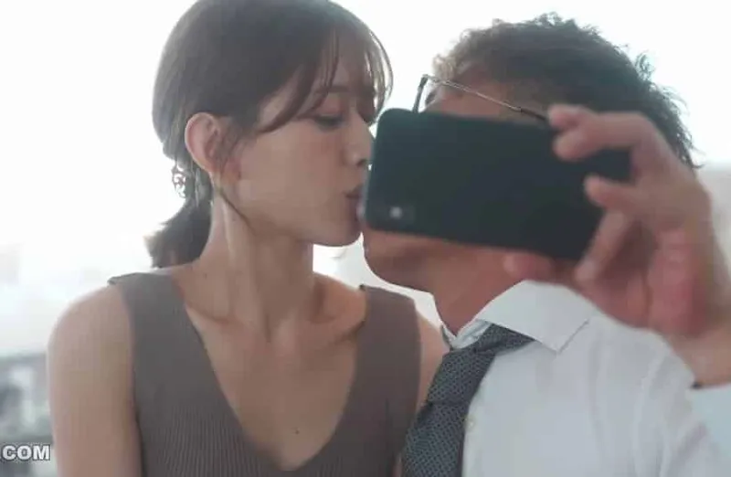 Thấy vợ yêu hơi lạ, chồng yêu xem điện thoại vợ và thấy cảnh địt với sếp của mình