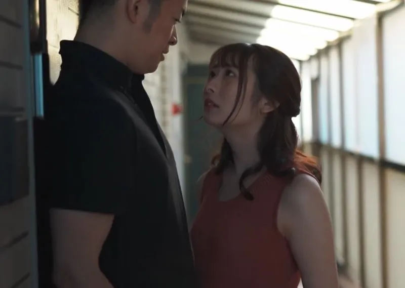 Bà xã mang thai, tôi bị cuốn hút bởi vợ yêu nhà kề bên thường ở nhà một mình