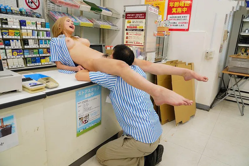 Anh quản lý tống tình nàng nhỏ ngổ ngáo của chủ cửa hàng tiện lợi